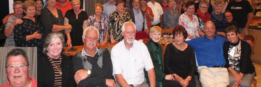 Die groot groep lede en gaste van Gansbaai Wynproegilde tydens hulle onlangse Jaareindfunksie met die nuutverkose voorsitter, Theuns Roodman in die inlas